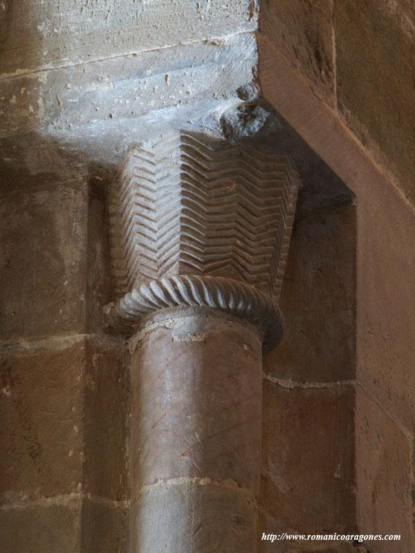 CAPITEL OESTE EN EL VENTANAL DEL MURO SUR